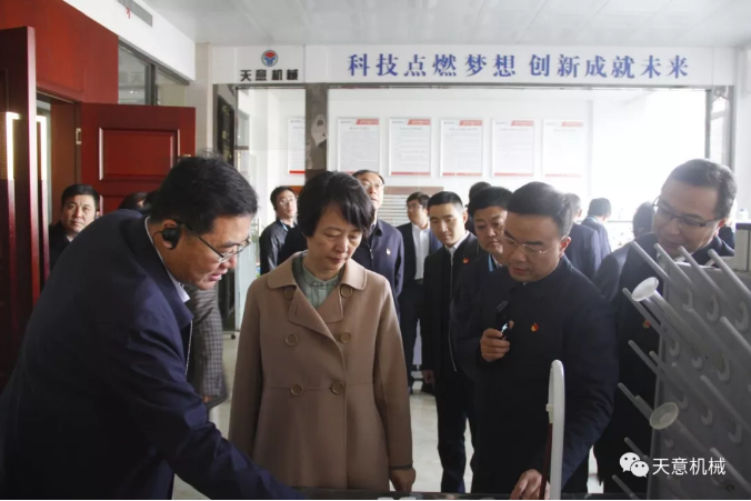 濟(jì)寧市委常委、組織部部長孔凡萍帶領(lǐng)全市“兩新”組織黨建工作現(xiàn)場觀摩團(tuán)蒞臨天意機(jī)械調(diào)研指導(dǎo)